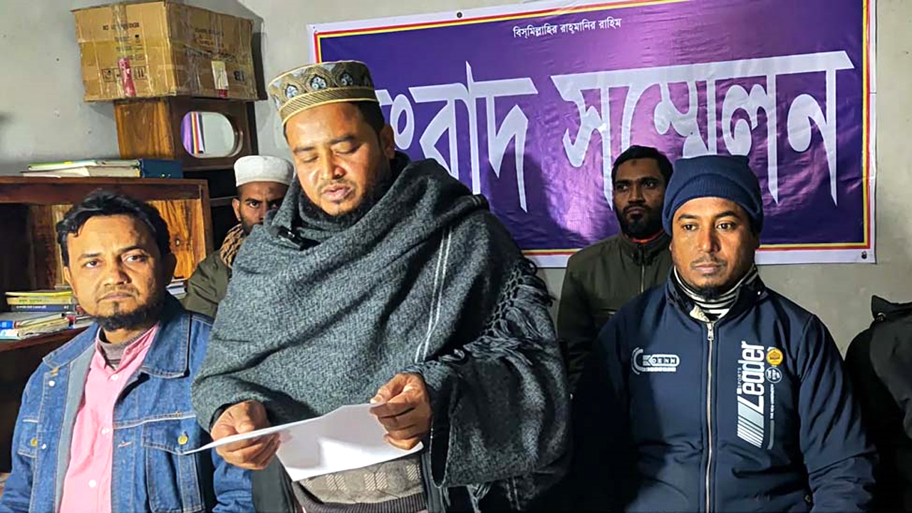 হুমকিদাতাদের বিরুদ্ধে আইনি ব্যবস্থা গ্রহণের দাবিতে সংবাদ সম্মেলন করেছেন বাংলাদেশ জামায়াতে ইসলামী ও শ্রমিক কল্যাণের নেতাকর্মীরা