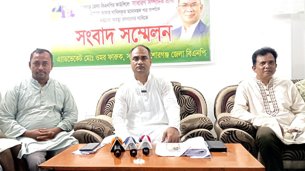 সংবাদ সম্মেলনে লিখিত বক্তব্য দেন সাধারণ সম্পাদক প্রার্থী মো: ওমর ফারুক