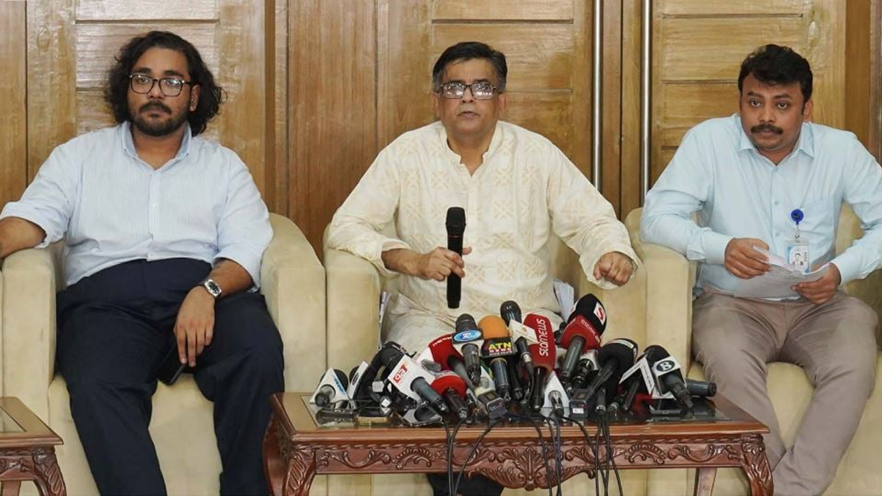সংবাদ সম্মেলনে বক্তব্য রাখছেন প্রধান উপদেষ্টার প্রেস সচিব শফিকুল আলম