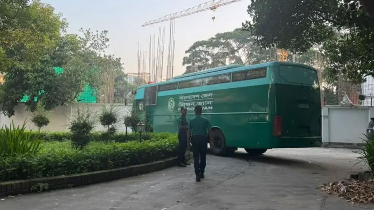 বুধবার সকালে সেনানিবাস থেকে কর্মকর্তাদের আদালতে নিয়ে আসা হয়
