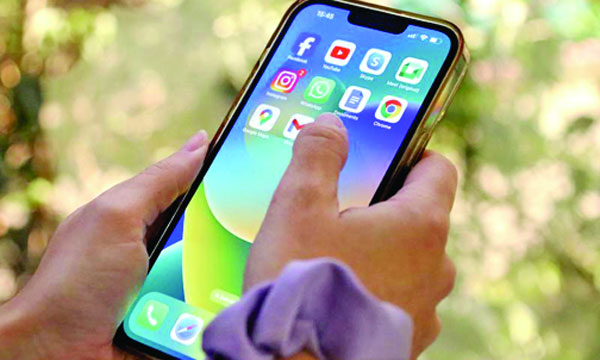 শিশুদের সোশ্যাল মিডিয়া ব্যবহারে আসছে নিষেধাজ্ঞা!