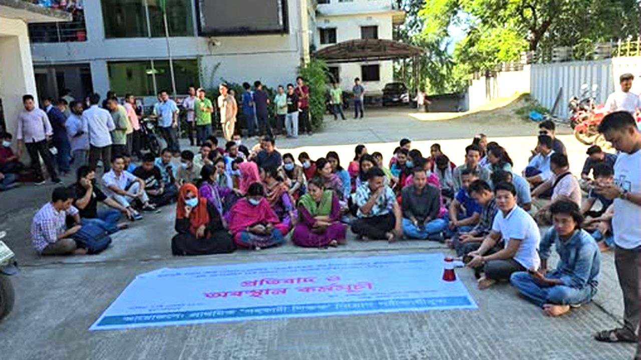 বিক্ষুব্ধ পরীক্ষার্থীরা জেলা পরিষদ ঘেরাও করে বিক্ষোভ সমাবেশ করে