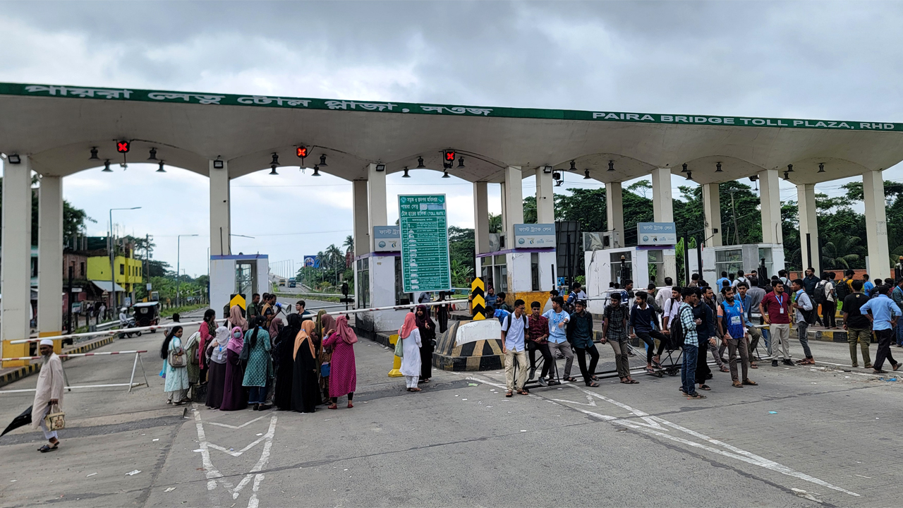 মহাসড়ক অবরোধ করলো পবিপ্রবি শিক্ষার্থীরা