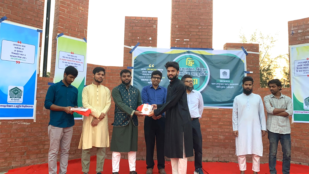 শিক্ষার্থীদের মাঝে ১,৪০০ কোরআন বিতরণ