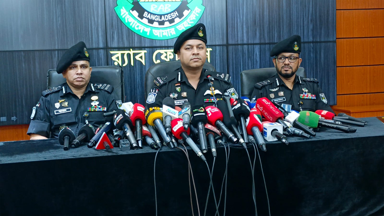 র‍্যাব মিডিয়া সেন্টারে আয়োজিত সংবাদ সম্মেলন