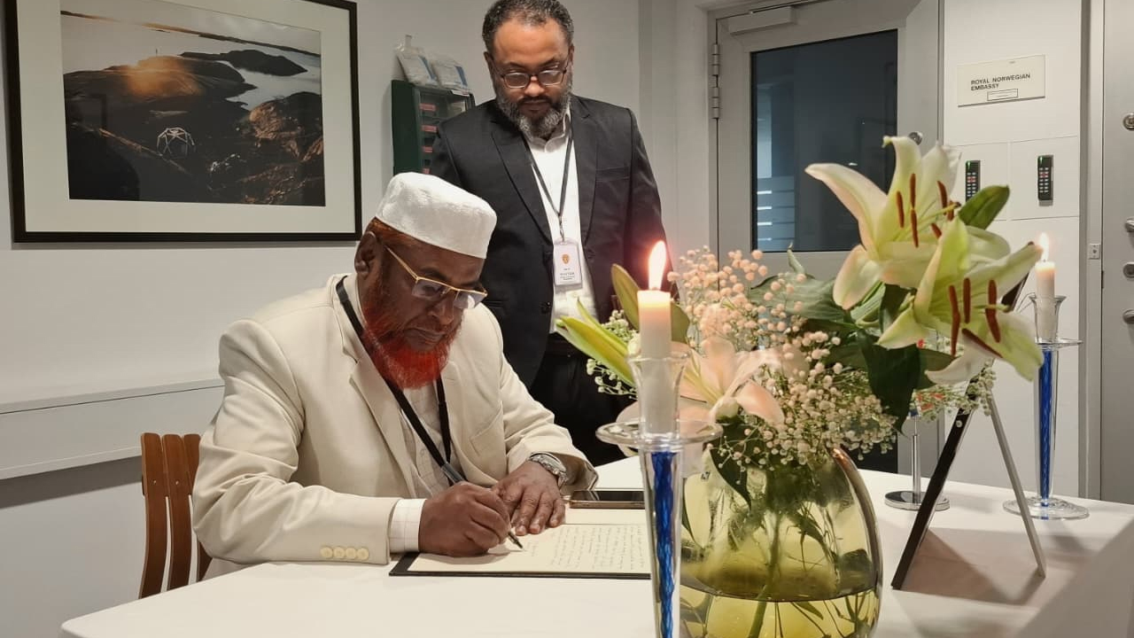 নরওয়ের রাজা হারাল্ড পঞ্চমের শোকবইয়ে স্বাক্ষর করেছেন জামায়াতে ইসলামীর সেক্রেটারি জেনারেল মিয়া গোলাম পরওয়ার