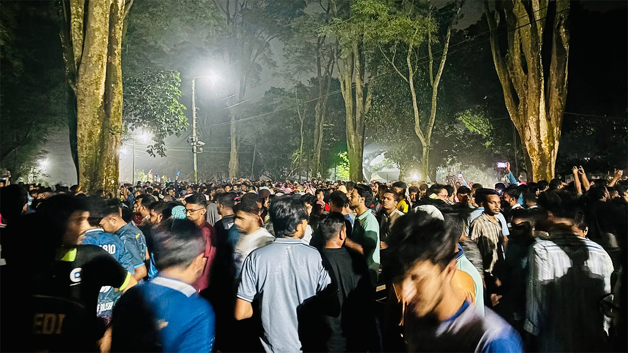 আন্দোলনরত শিক্ষার্থীরা