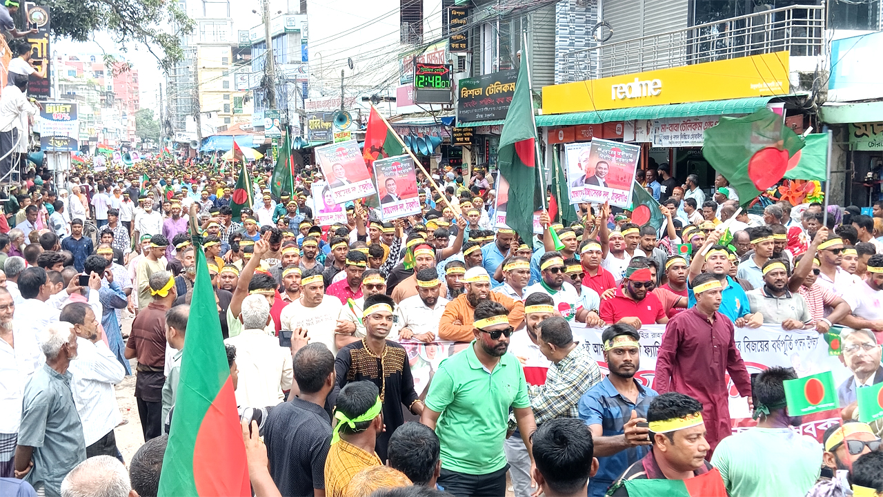 র‌্যালিতে অংশ নেয় নেতাকর্মীরা