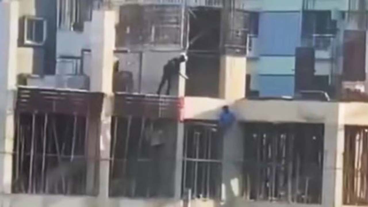 রামপুরায় কার্নিশে ঝুলে থাকা ছাত্রকে গুলি করছেন এক পুলিশ সদস্য