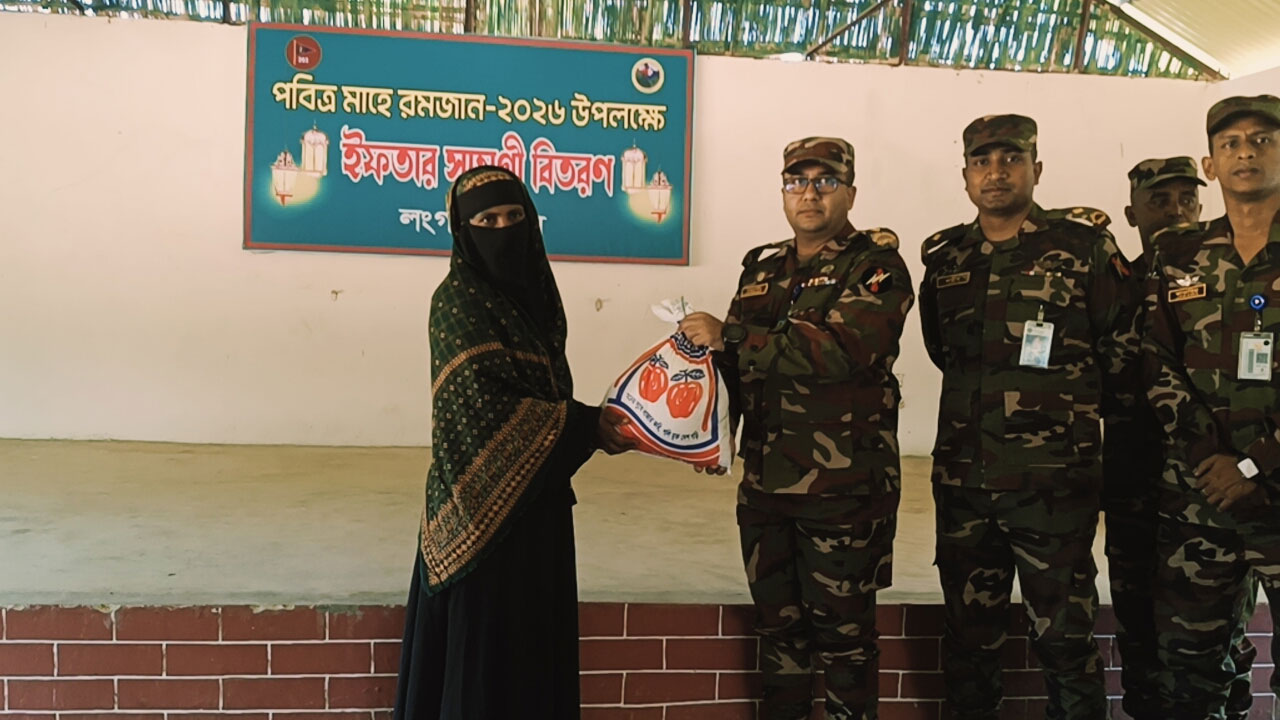 ইফতার সামগ্রী বিতরণ
