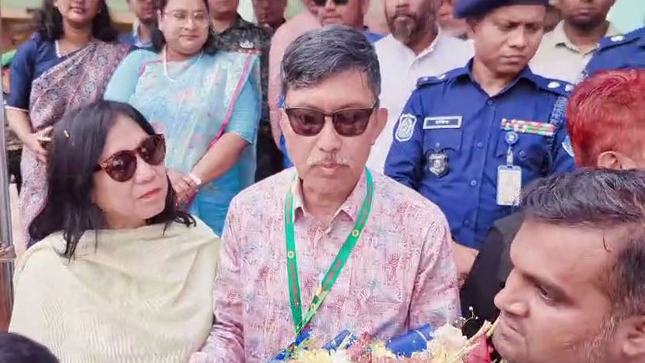 রাঙ্গামাটি সার্কিট হাউজে পার্বত্যমন্ত্রী দীপেন দেওয়ান