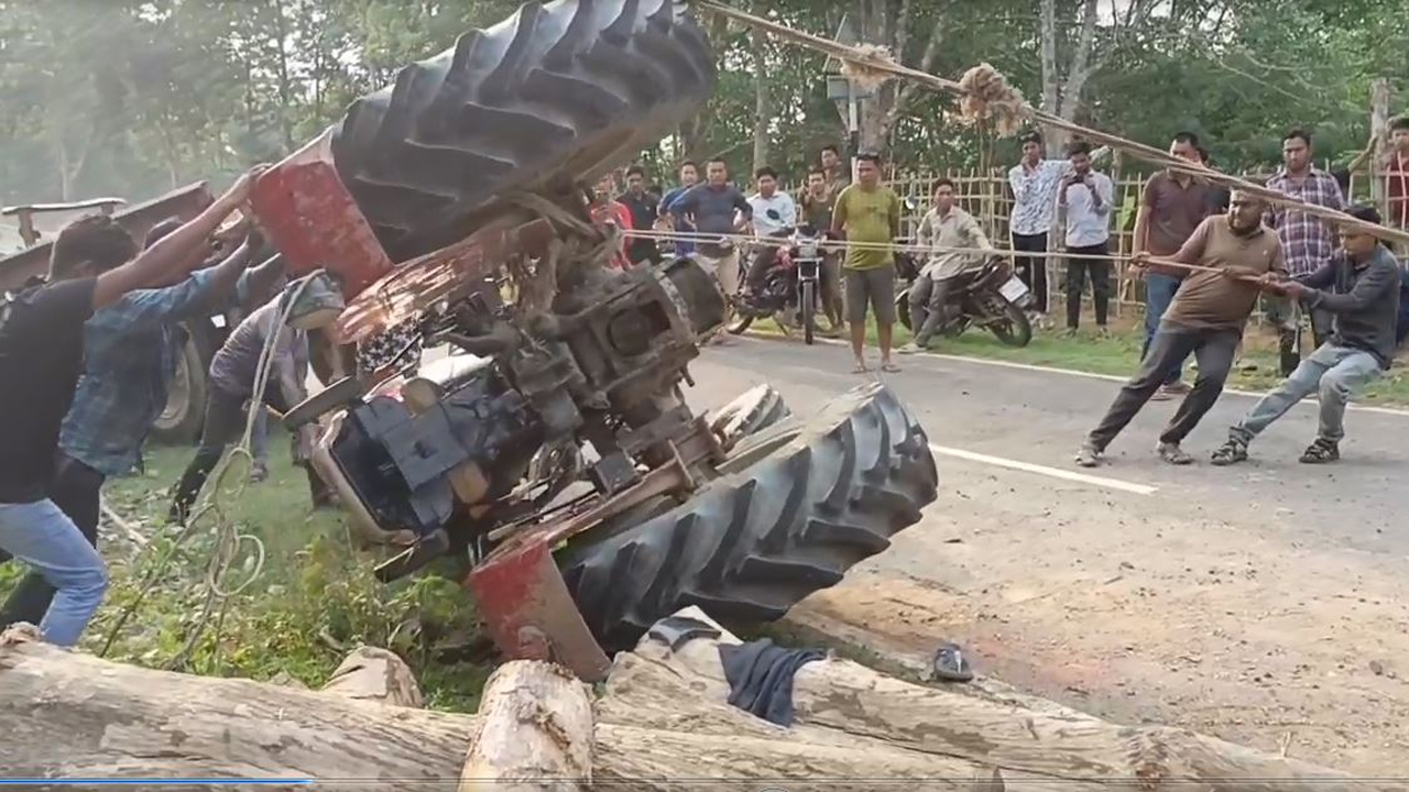 দুর্ঘটনাকবলিত গাড়িটিকে টেনে তোলার চেষ্টা