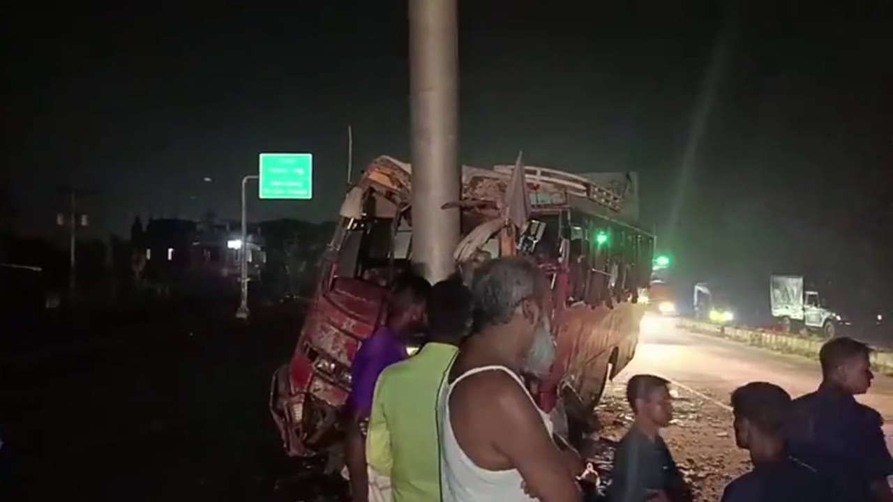 রংপুরে পিলারে সাথে বাসের ধাক্কায় এক নারী নিহত হয়েছেন