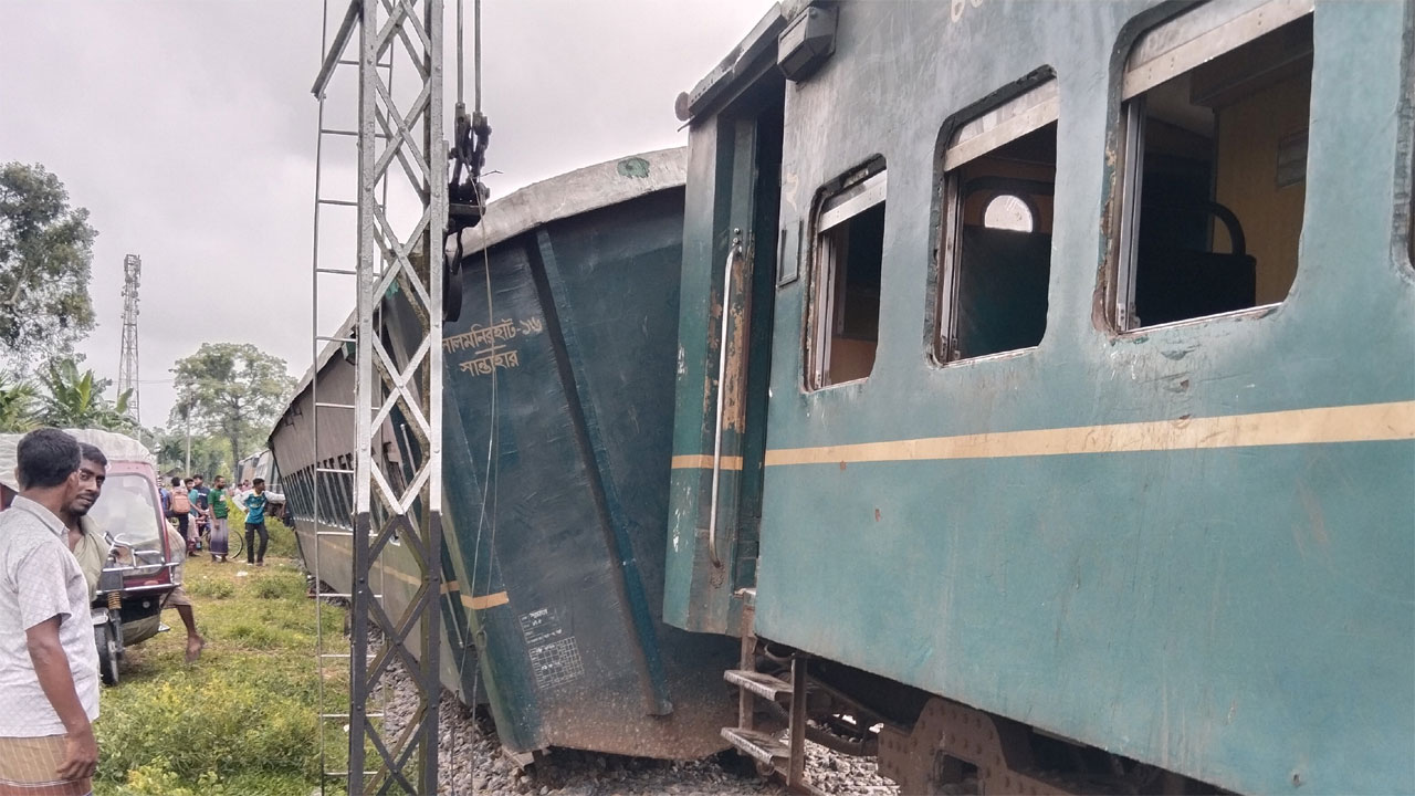 পীরগাছায় পদ্মরাগ ট্রেনের চারটি বগি লাইনচ্যুত হয়েছে