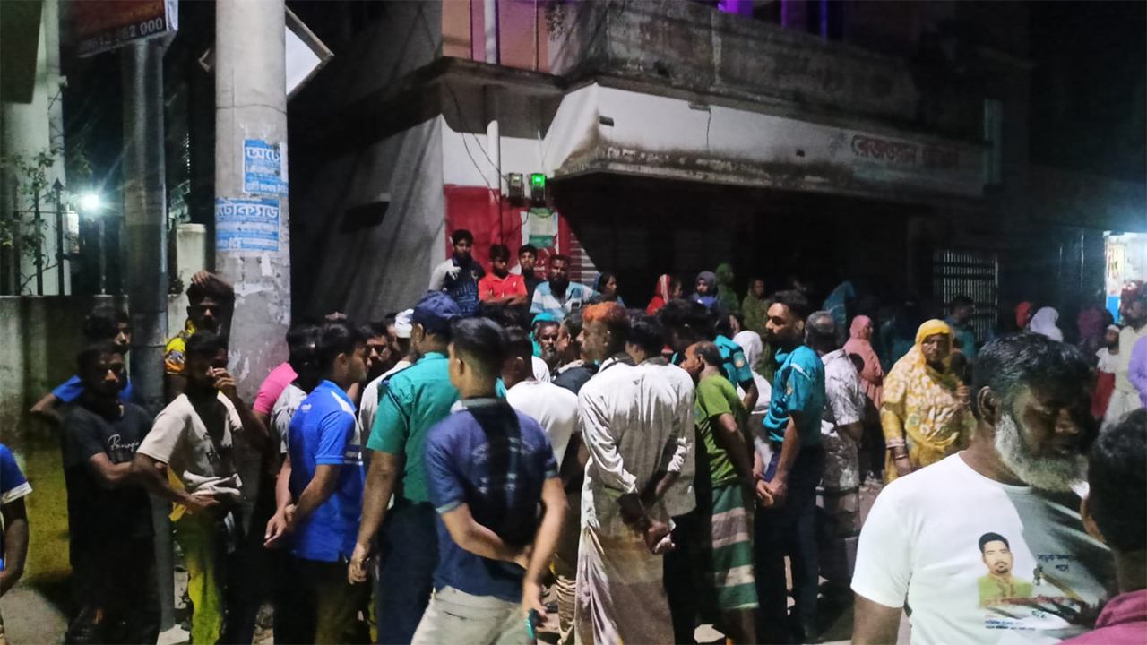 ঘটনাস্থলে পুলিশ ও উৎসুক জনতা
