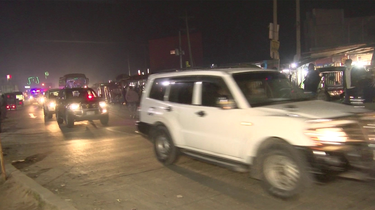 পুলিশের ২০টি গাড়ি সাইরেন বাজিয়ে এ মহড়া দেয়