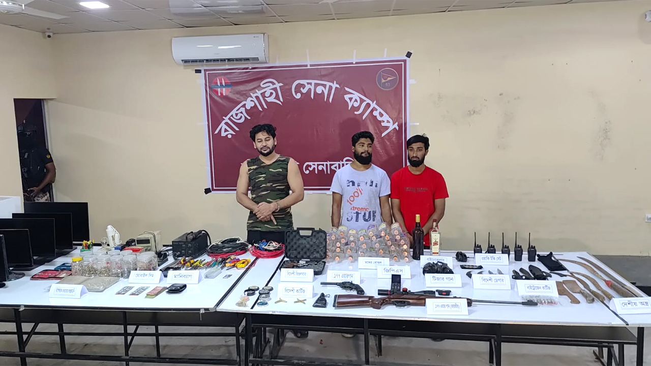 এর আগে বিপুল পরিমাণ অস্ত্রসহ তাদের গ্রেফতার করা হয়