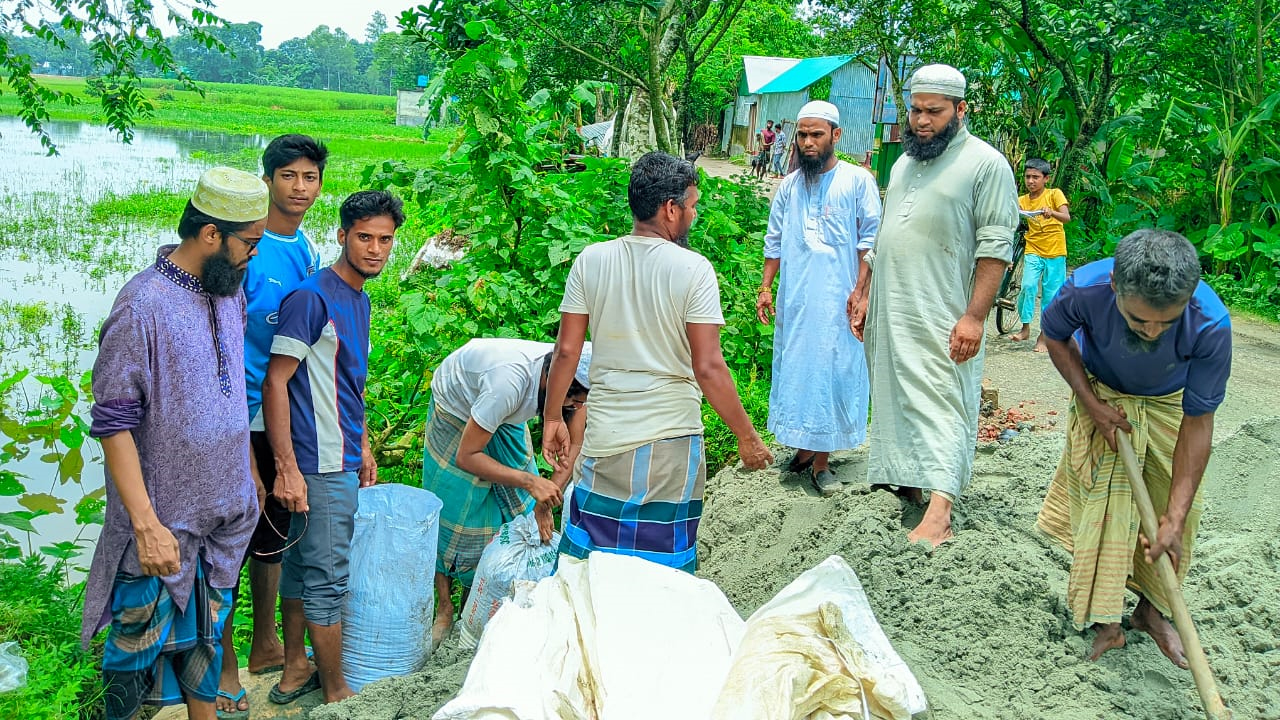 স্বেচ্ছাশ্রমে রাস্তা মেরামত করে নেতাকর্মীরা