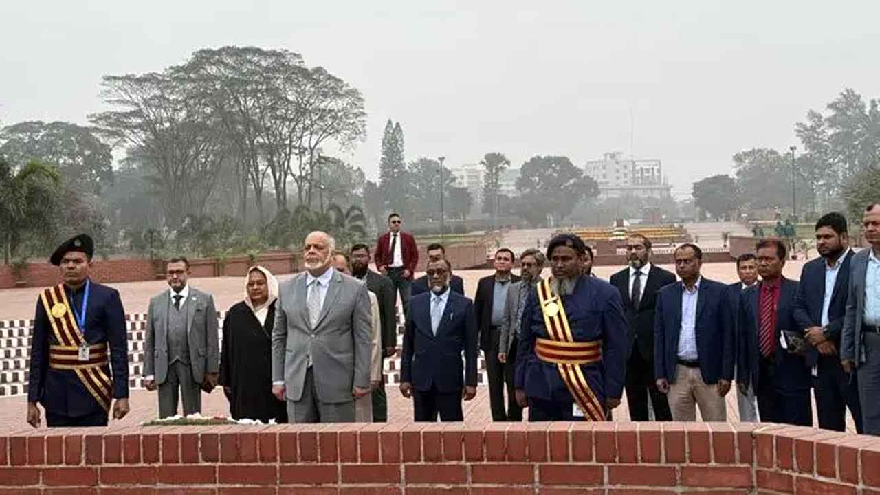 জাতীয় স্মৃতিসৌধে প্রধান বিচারপতির শ্রদ্ধা