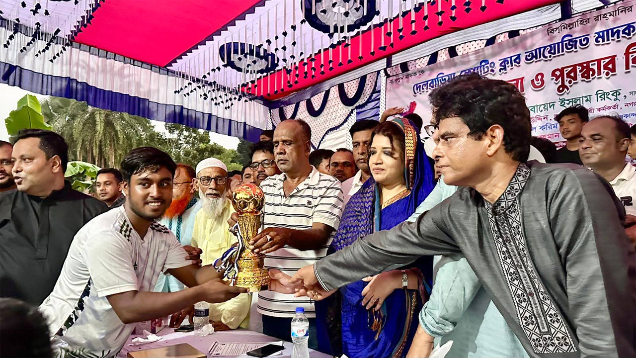 পুরস্কার তুলে দেন শামা ওবায়েদ ইসলাম রিংকু