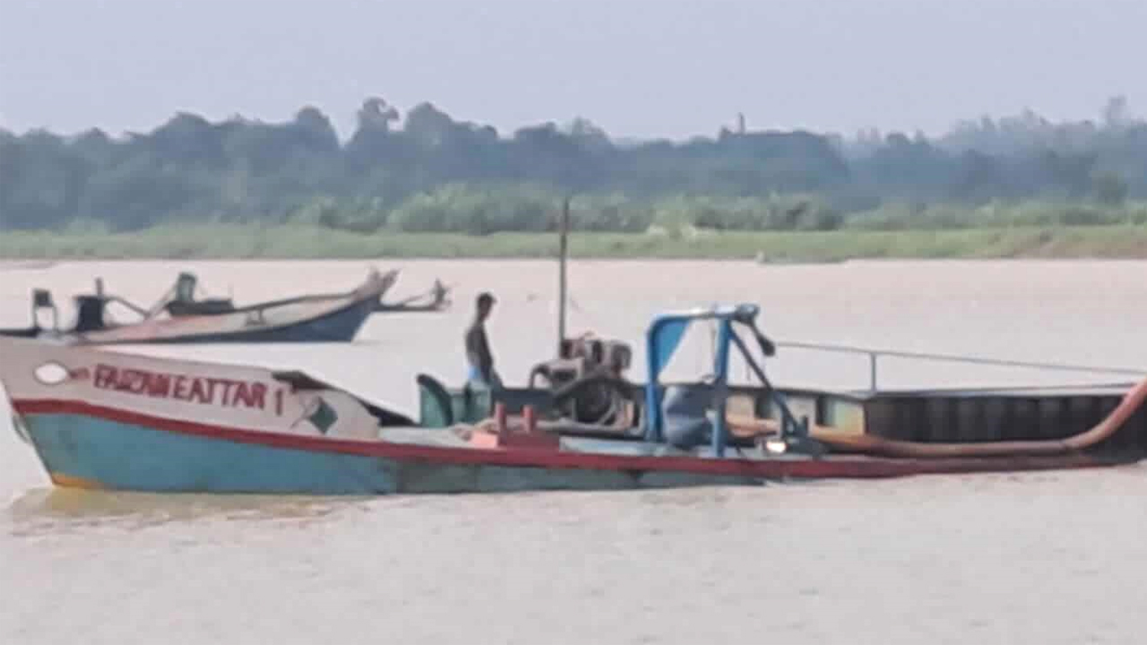 নদী থেকে তুলা হচ্ছে বালু