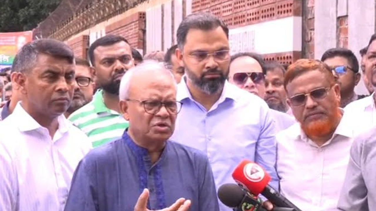 আরাফাত রহমান কোকোর কবর জিয়ারত শেষে সাংবাদিকদের সাথে কথা বলছেন অ্যাডভোকেট রুহুল কবির রিজভী