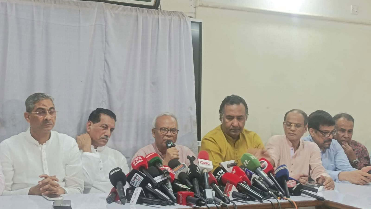 সংবাদ সম্মেলনে বিএনপির ভারপ্রাপ্ত মহাসচিব অ্যাডভোকেট রুহুল কবির রিজভী