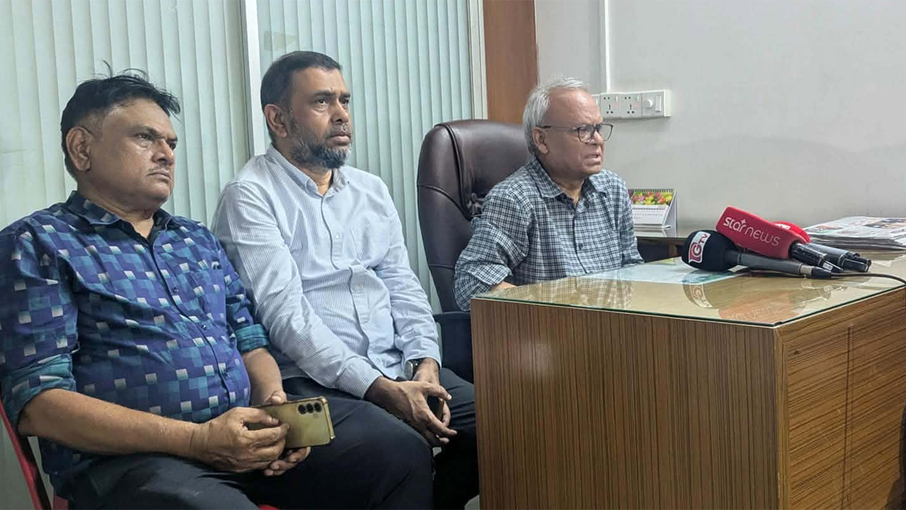 সাংবাদিকদের সাথে সাম্প্রতিক বিষয়ে কথা বলছেন অ্যাডভোকেট রুহুল কবির রিজভী