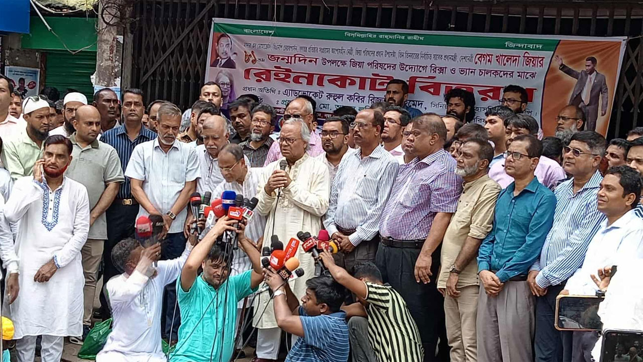 রিকশা ও ভ্যানচালকদের মাঝে রেইনকোট বিতরণ অনুষ্ঠানে রুহুল কবির রিজভী