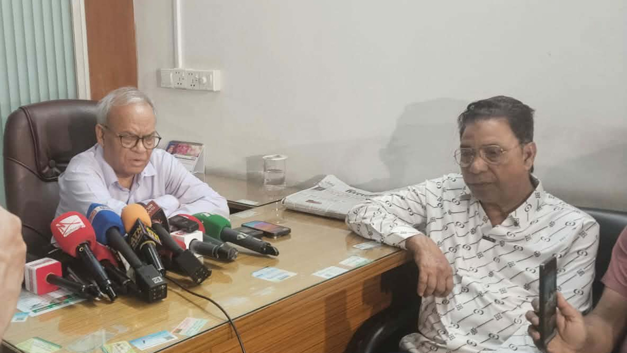 সাংবাদিকদের সাথে কথা বলছেন অ্যাডভোকেট রুহুল কবির রিজভী