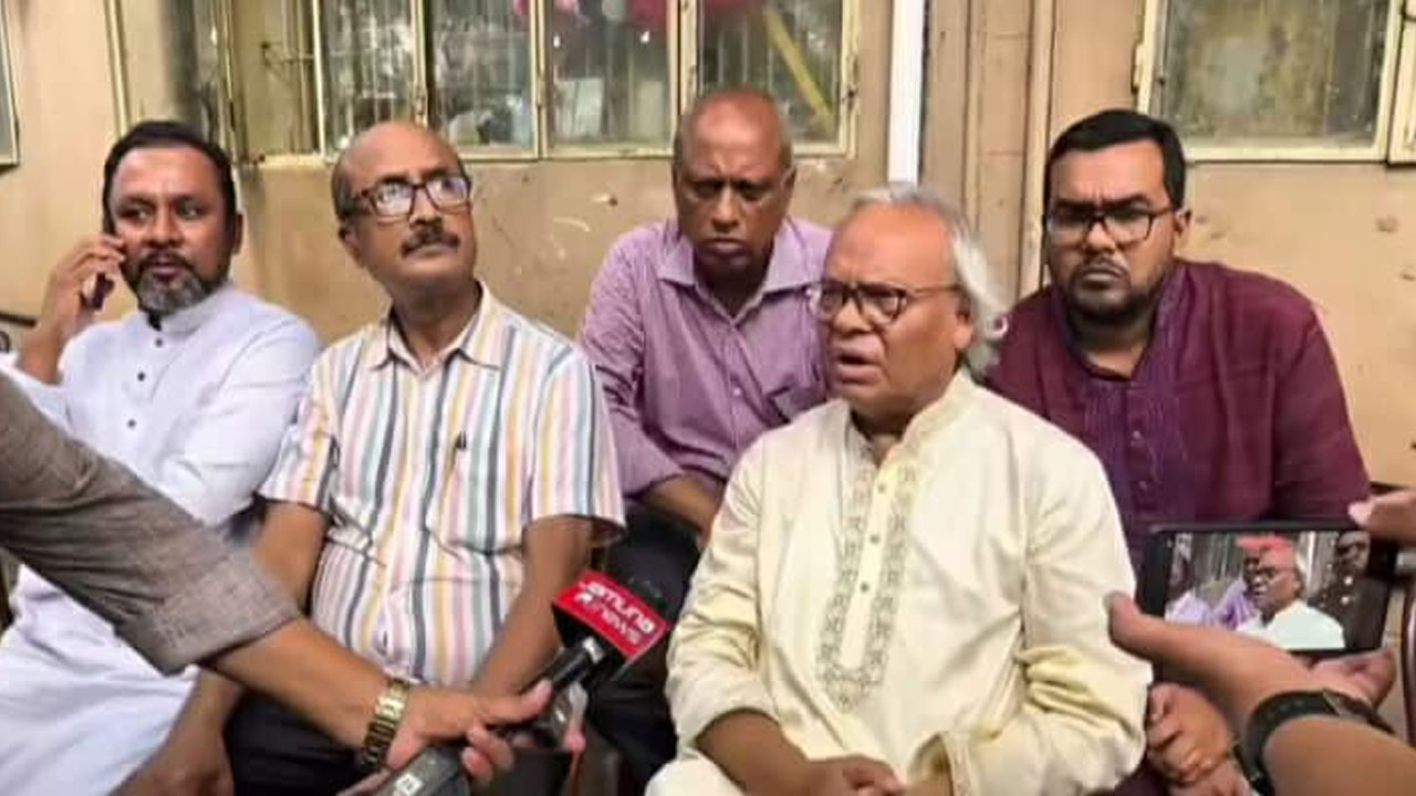 কথা বলছেন অ্যাডভোকেট রুহুল কবির রিজভী