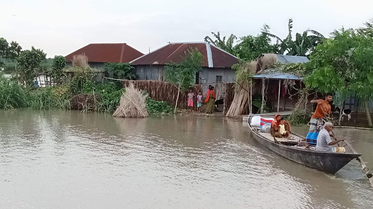স্থানীয়দের মতে, ভাঙন অব্যাহত থাকলে ক্ষতির পরিমাণ আরো বাড়তে পারে