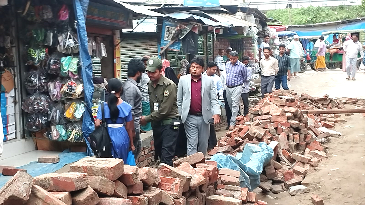 রাস্তা নির্মাণে নিম্নমানের সামগ্রী ব্যবহার করায় কাজ বন্ধ করে দেয় ইউএনও