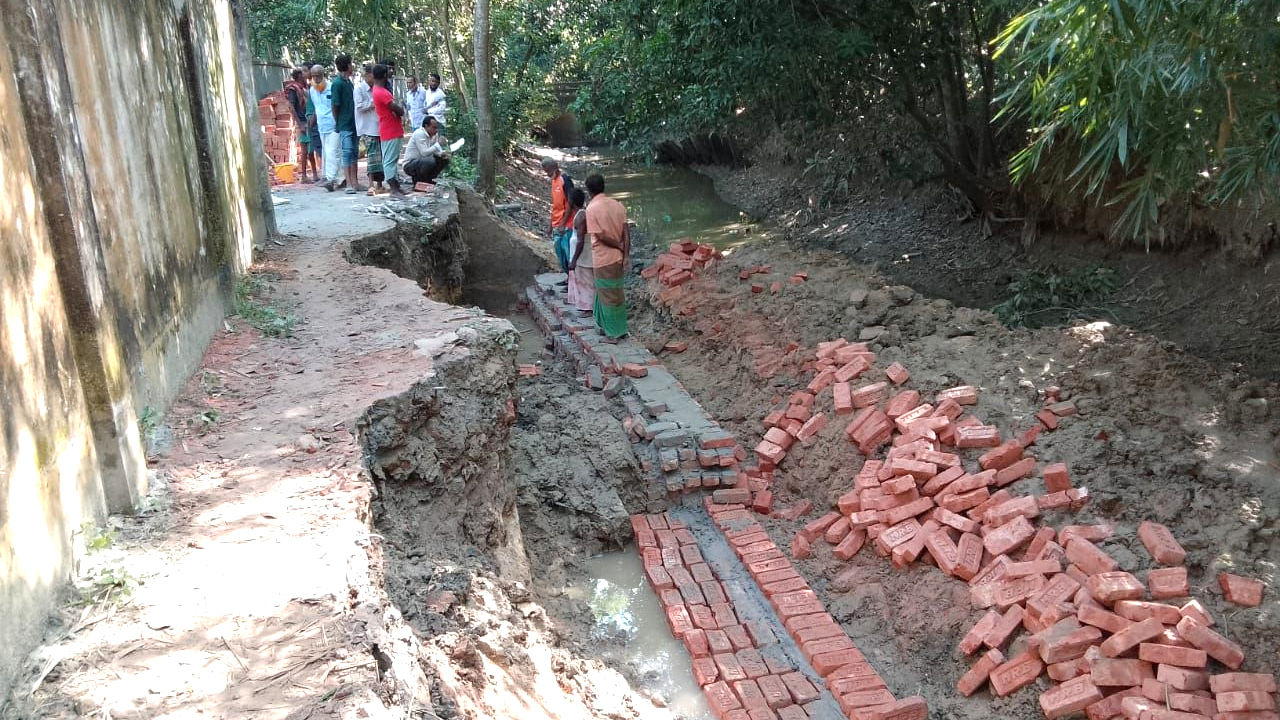 গার্ড ওয়ালে নিম্নমানের সামগ্রী ব্যবহার করায় কাজ বন্ধ করে দিল এলাকাবাসী