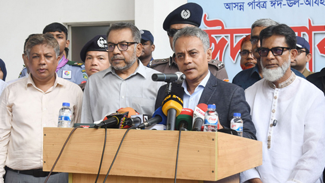 সাংবাদিকদের সাথে কথা বলছেন সড়ক, রেল ও নৌপরিবহন মন্ত্রী শেখ রবিউল আলম