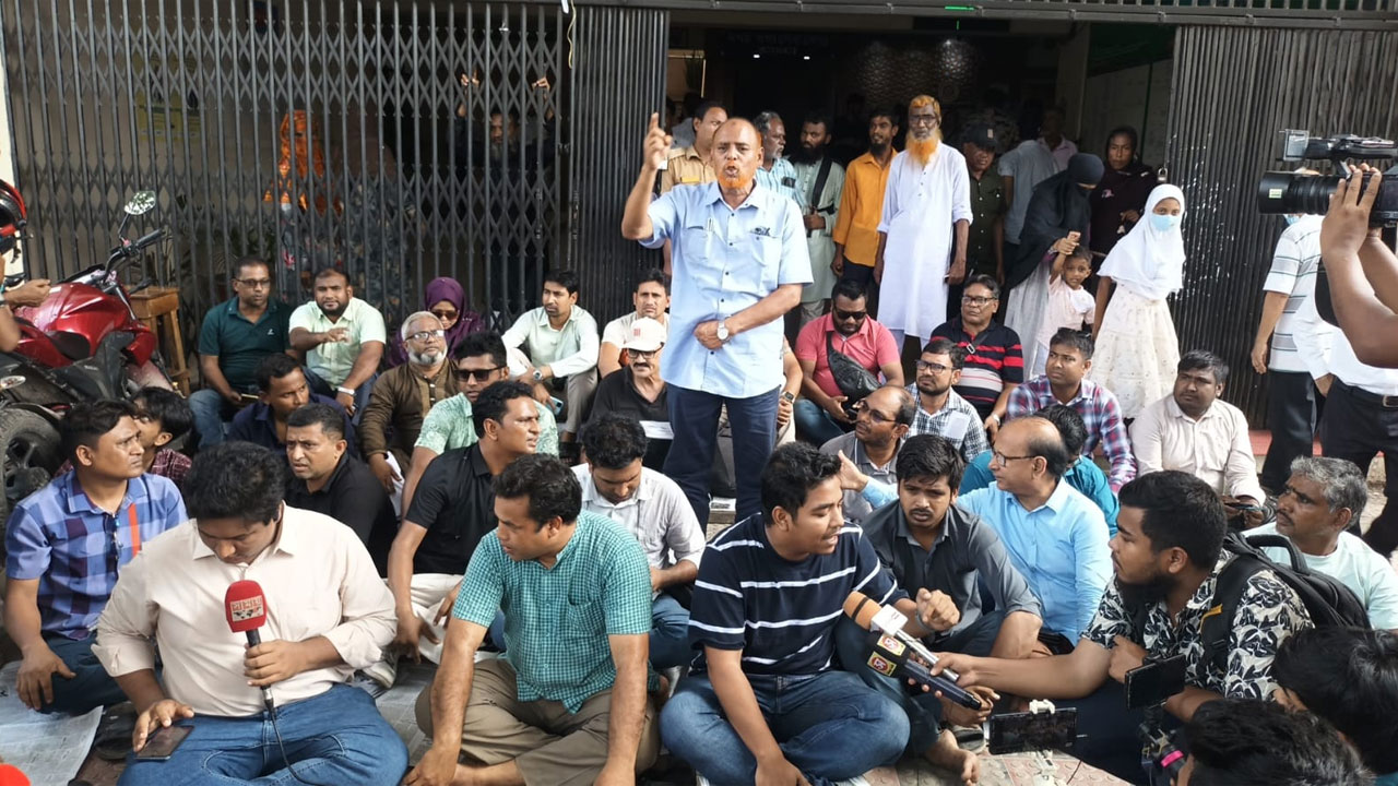 রংপুরে সাংবাদিক অপহরণ ও হেনস্তার ঘটনায় জড়িতদের গ্রেফতারের দাবিতে অবস্থান কর্মসূচি