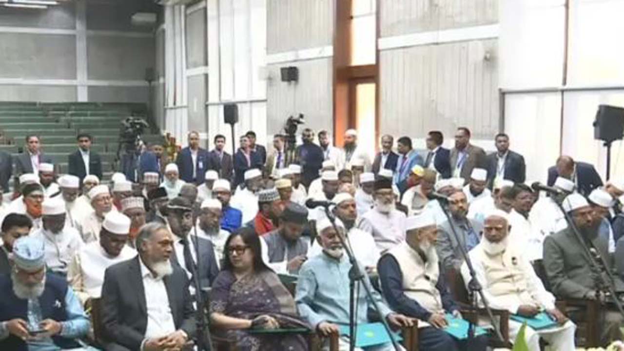 জামায়াতে ইসলামীর এমপিদের সাথে একই সময়ে সংসদ সদস্য হিসেবে শপথ গ্রহণ করেন রুমিন ফারহানা