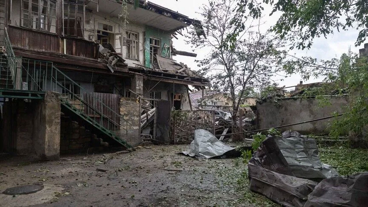 হামলায় ক্ষতিগ্রস্ত ভবন