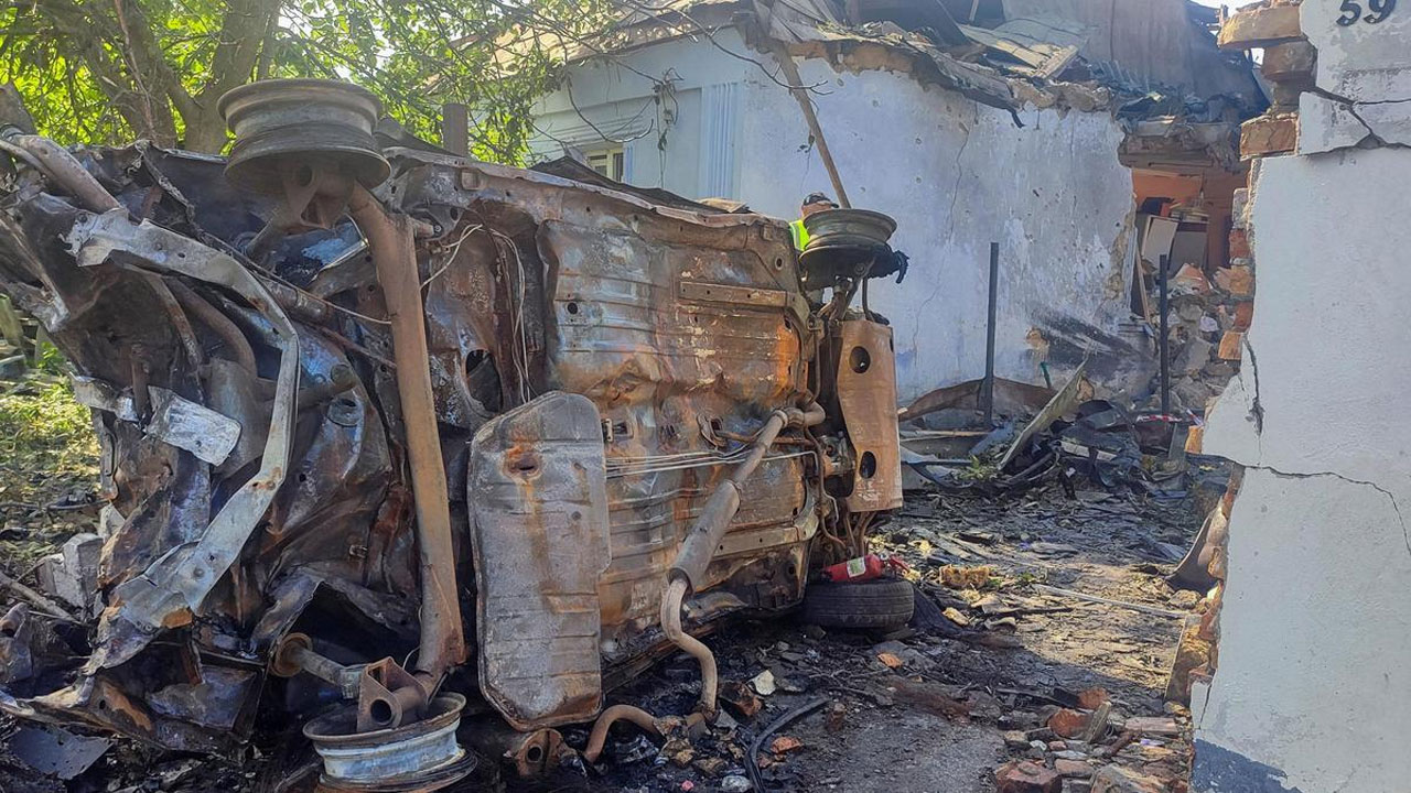 রাশিয়ার দক্ষিণাঞ্চলে ইউক্রেনের হামলায় ক্ষতিগ্রস্ত যানবাহন