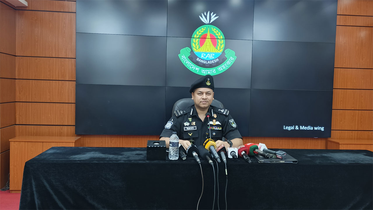 ব্রিফ করছেন র‌্যাবের লিগ্যাল অ্যান্ড মিডিয়া উইংয়ের পরিচালক উইং কমান্ডার এম জেড এম ইন্তেখাব চৌধুরী