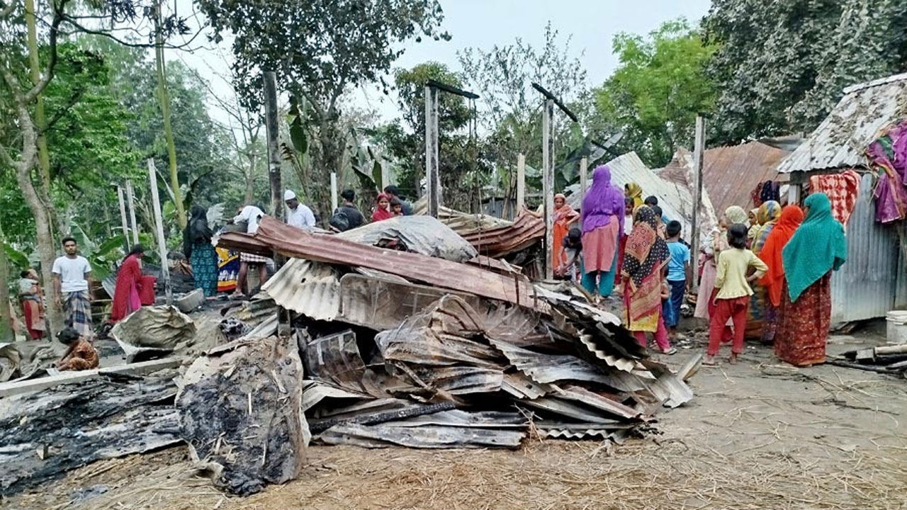 রায়গঞ্জে বৈদ্যুতিক শর্ট সার্কিট থেকে লাগা আগুনে কৃষকের তিনটি ঘর ও মূল্যবান আসবাব পুড়ে যায়।
