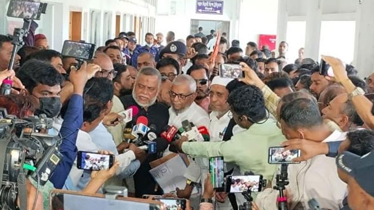 আদালতে সাংবাদিকদের সাথে কথা বলেছেন মন্ত্রী আরিফুল হক