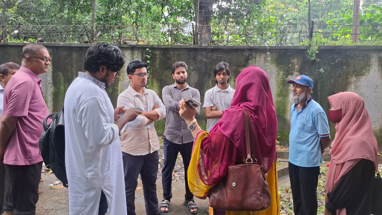 ঢাবিতে জলাবদ্ধতা পরিদর্শনে ডাকসুর ভিপি সাদিক কায়েম
