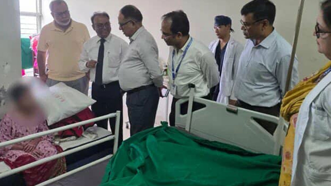 আহত শিক্ষার্থীদের দেখতে হাসপাতালে স্বাস্থ্য সচিব মো: সাইদুর রহমান