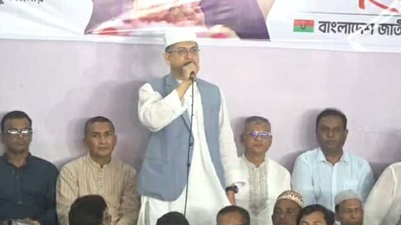 মিলাদ ও দোয়া মাহফিলে বক্তব্য রাখছেন বিএনপি’র স্থায়ী কমিটির সদস্য সালাহউদ্দিন আহমদ