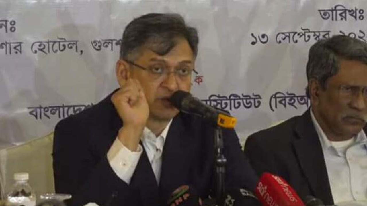সেমিনারে বক্তব্য রাখছেন বিএনপি’র স্থায়ী কমিটির সদস্য সালাহউদ্দিন আহমদ