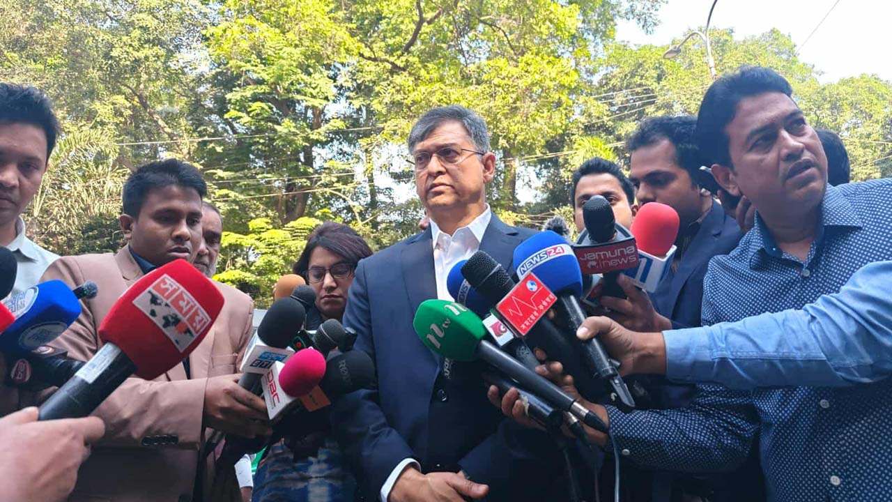 সাংবাদিকদের সাথে কথা বলছেন বিএনপির স্থায়ী কমিটির সদস্য সালাহউদ্দিন আহমেদ চৌধুরী