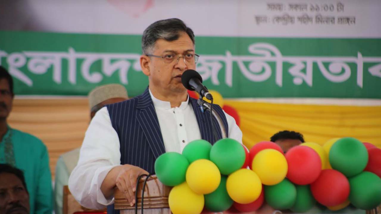 সমাবেশে বক্তব্য রাখছেন বিএনপির স্থায়ী কমিটির সদস্য সালাহউদ্দিন আহমেদ
