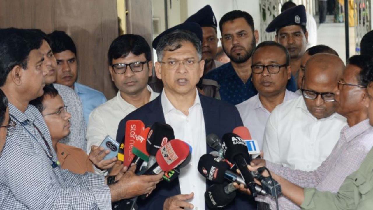সাংবাদিকদের প্রশ্নের জবাব দিচ্ছেন স্বরাষ্ট্রমন্ত্রী সালাহউদ্দিন আহমদ