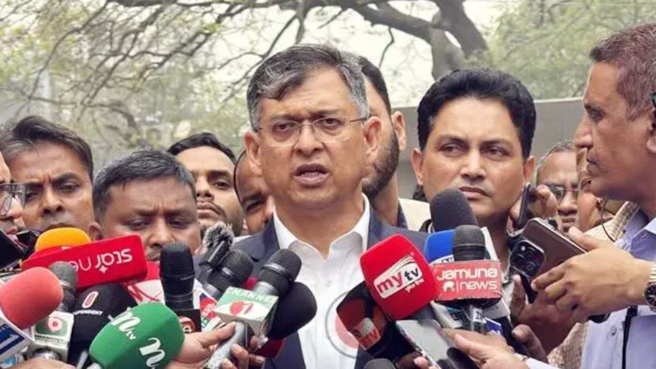 সাংবাদিকদের সাথে কথা বলছেন স্বরাষ্ট্রমন্ত্রী সালাহউদ্দিন আহমদ